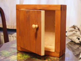 Kleiner Holzschrank mit offener Tür