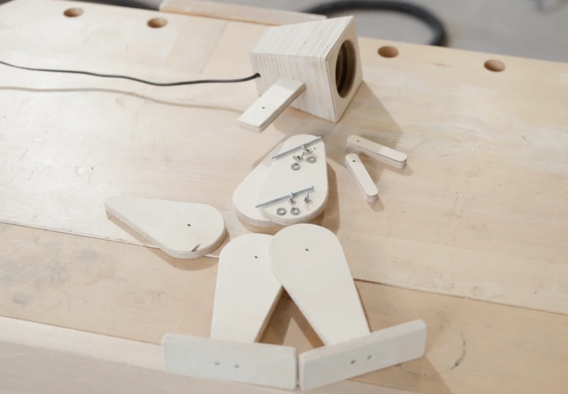 Einzelteile einer Nachttischlampe aus Holz