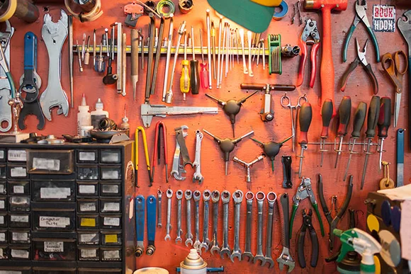 Werkzeugsortiment an Werkstatt-Wand