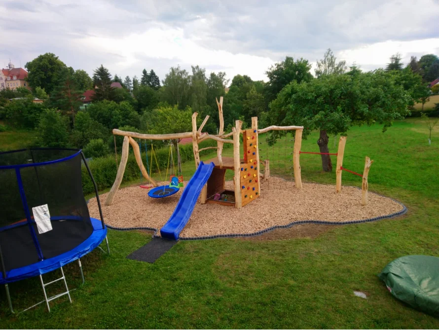 Ein Spielplatz im Garten