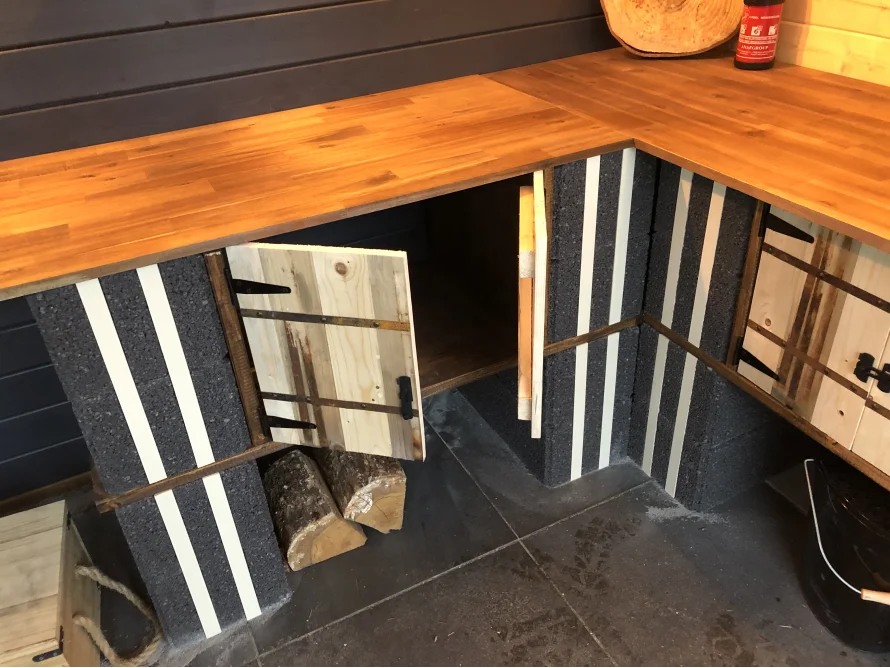 Offener Schrank mit Holztüren