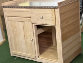 Unfertiger Holzschrank mit offener Tür