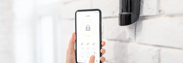 Person konfiguriert Bewegungsmelder per App