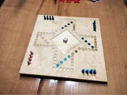 Ein Mensch spielt ein Brettspiel aus Holz.