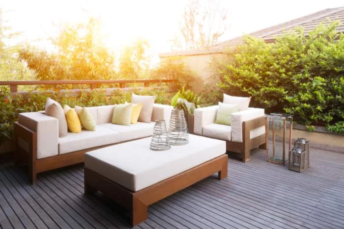 Moderne Gartenmöbel auf einer Terrasse