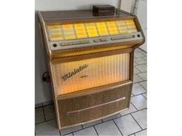 Alte Musikbox mit Beleuchtung