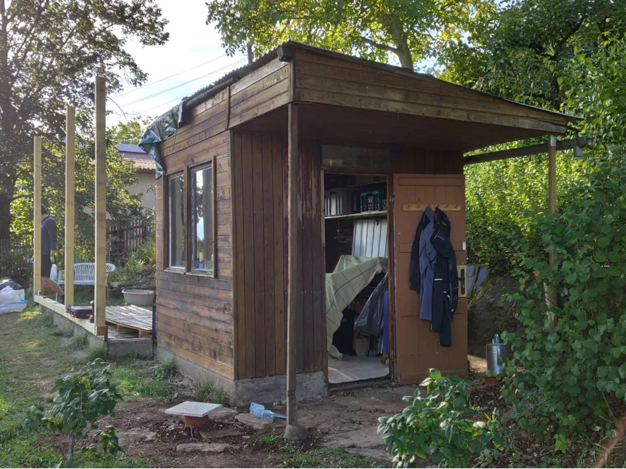 Anbau einer Veranda an ein Gartenhaus aus Holz.