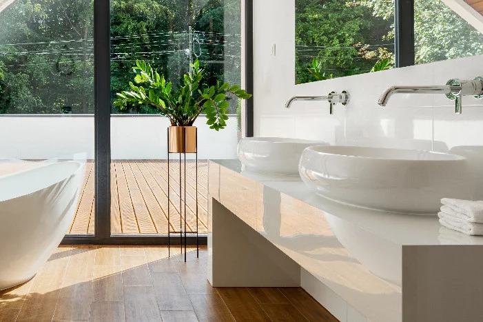 Modernes Badezimmer mit Doppelwaschbecken