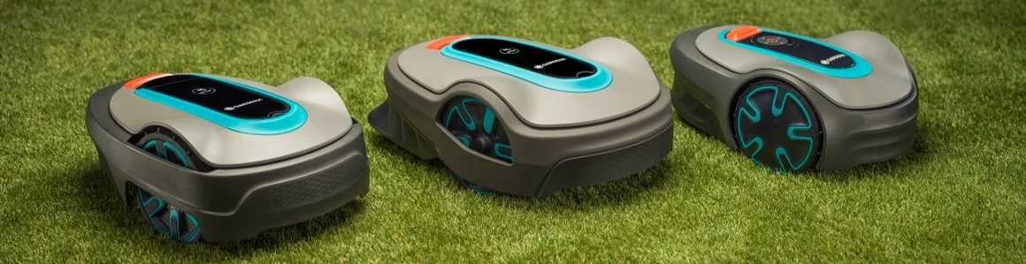 Drei Mähroboter auf Rasen