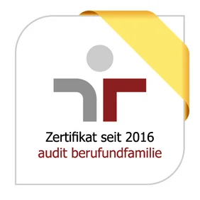 Rezertifizierung mit goldener Schärpe