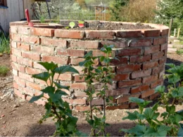 Rundes Hochbeet aus Ziegelsteinen