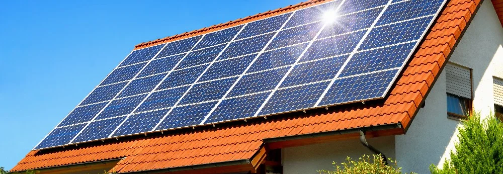 Solarmodule auf einem Dach