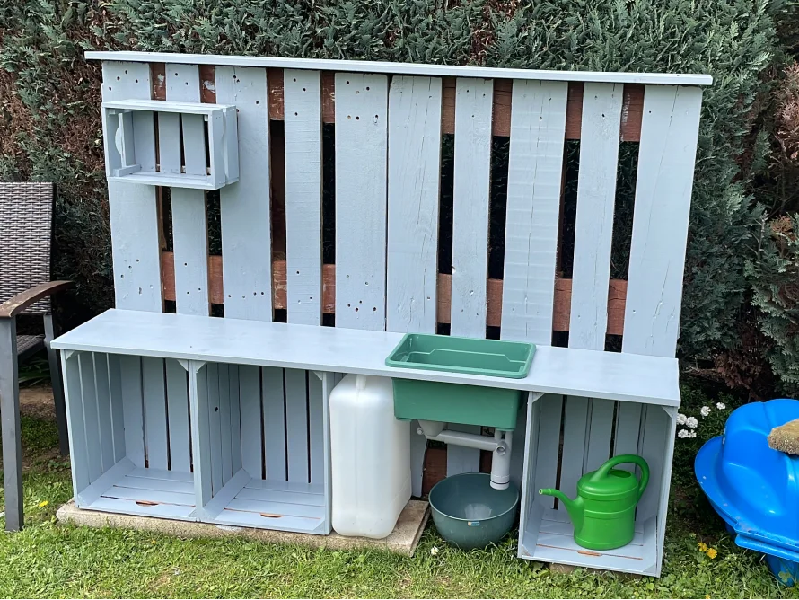 Spielküche im Freien aus Palettenholz