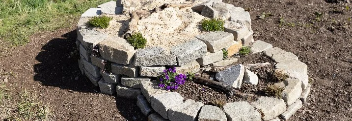 Trockenmauer aus Granitsteinen