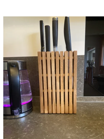 Ein Messerblock aus Holz mit Messern.