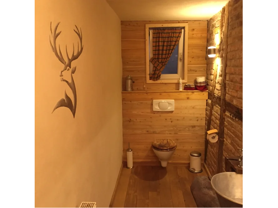 Rustikales Badezimmer mit Hirschmotiv