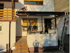Person baut ein Terrassendach
