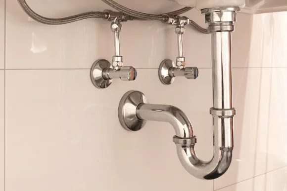 Rohrleitungen unter einem Waschbecken.