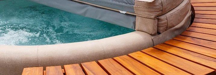 Whirlpool mit Holzumrandung