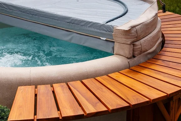 Whirlpool mit Holzumrandung