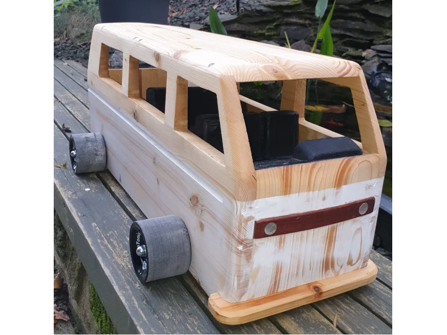 Spielzeugbus aus Holz