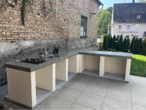 Außenküche mit Gasherd und Spüle