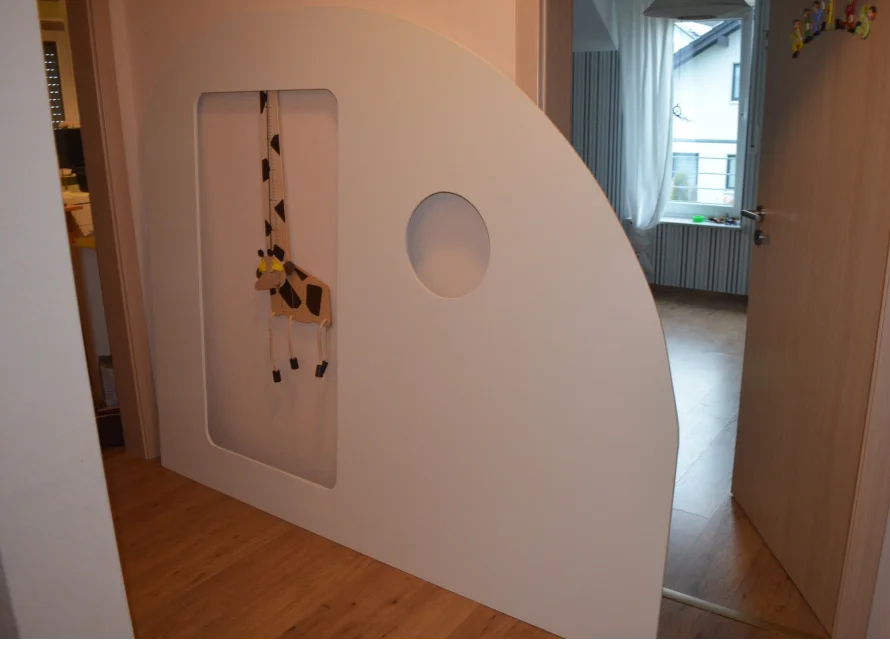 Abgerundete Wand mit Giraffenmotiv