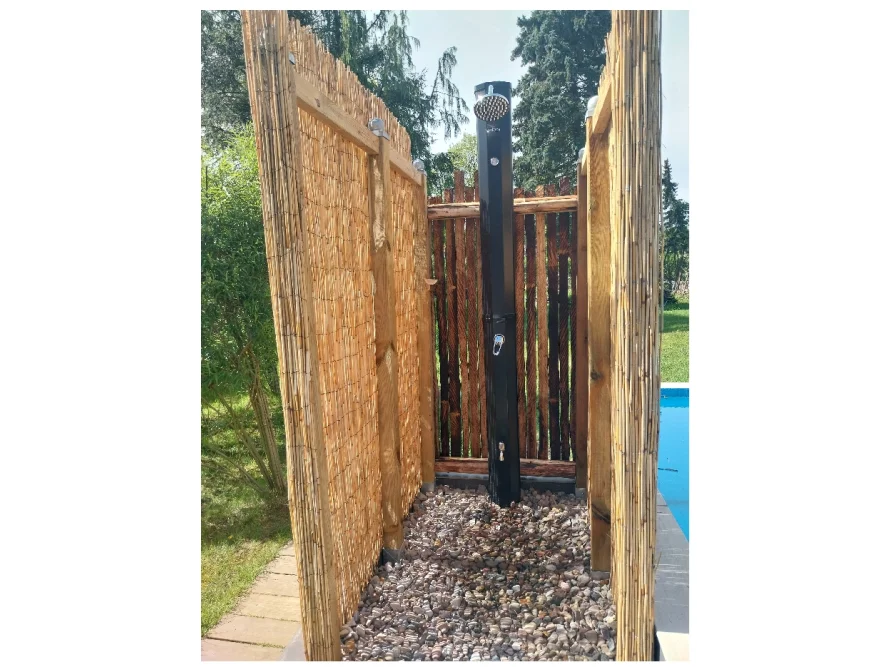 Gartendusche mit Sichtschutz aus Bambus