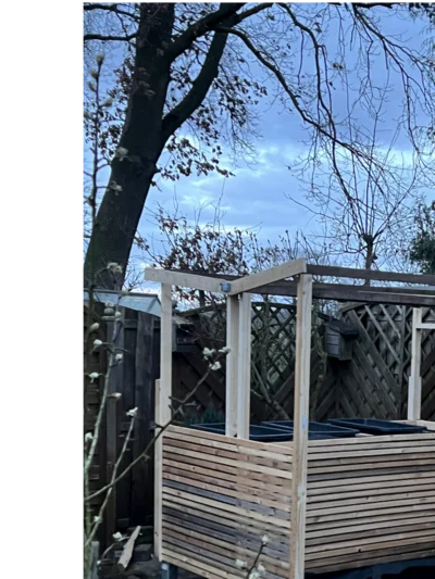 Holzrahmen eines Hochbeets im Garten