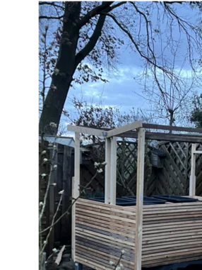 Holzrahmen eines Hochbeets im Garten