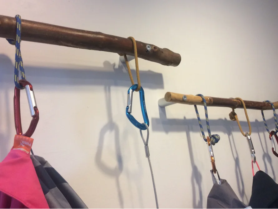Garderobe aus Ästen und Karabinerhaken