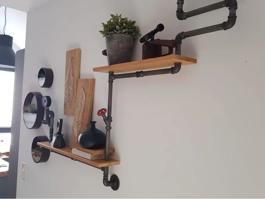 Wandregal aus Holz und Rohren