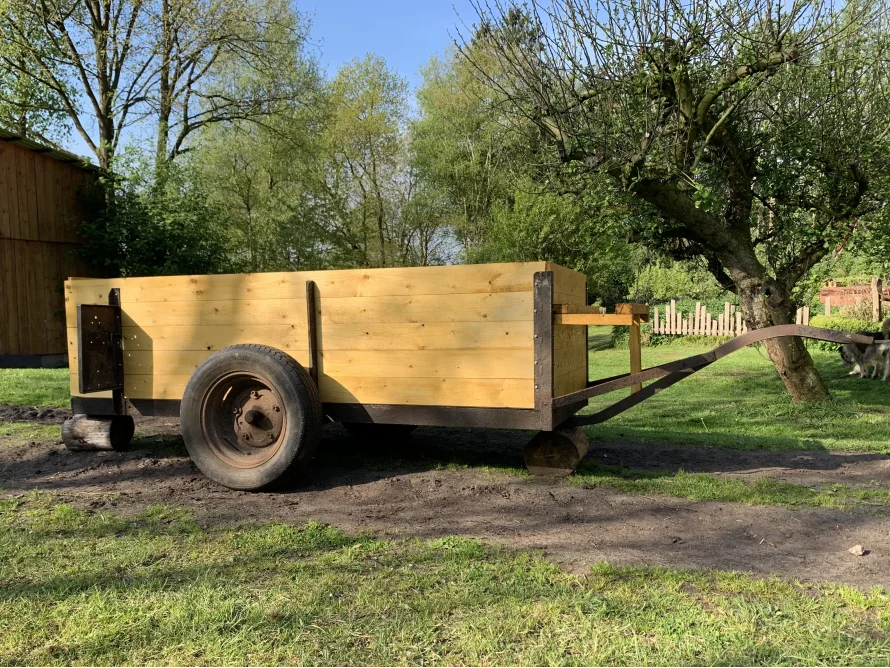 Holzwagen auf einem Rasen