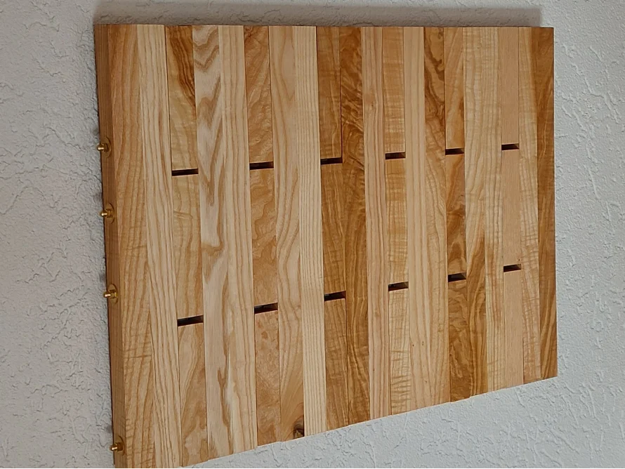 Holzwand mit vertikalen Brettern
