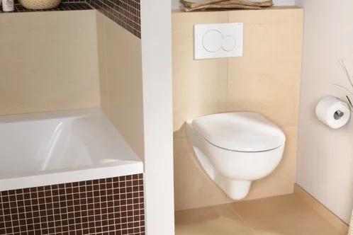 Ein Wand-WC neben einer Badewanne