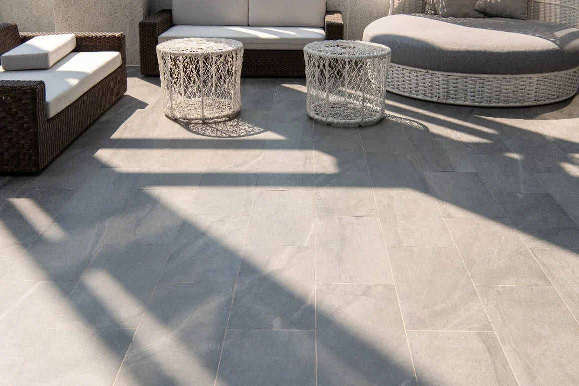 Gepflasterte Terrasse mit Gartenmöbeln