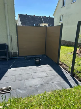 Ein im Bau befindlicher Sichtschutz auf einer Terrasse.