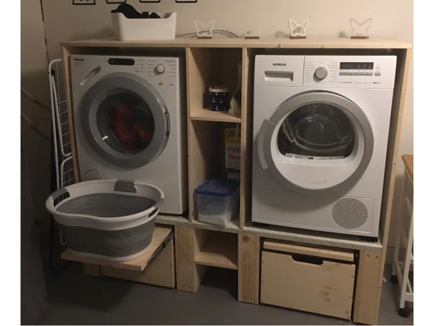 Waschmaschine und Trockner in einem Holzregal