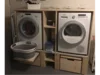 Waschmaschine und Trockner in einem Holzregal