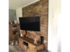 Ein Wohnzimmer mit einer Holzwand.