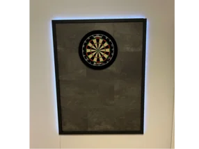 Eine Dartscheibe an einer Wand