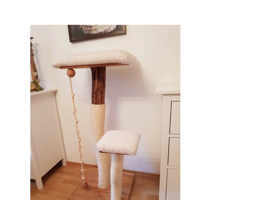 Katzenbaum aus Holz mit Liegeflächen
