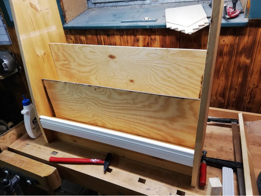 Holzregal mit Zwingen während des Zusammenbaus