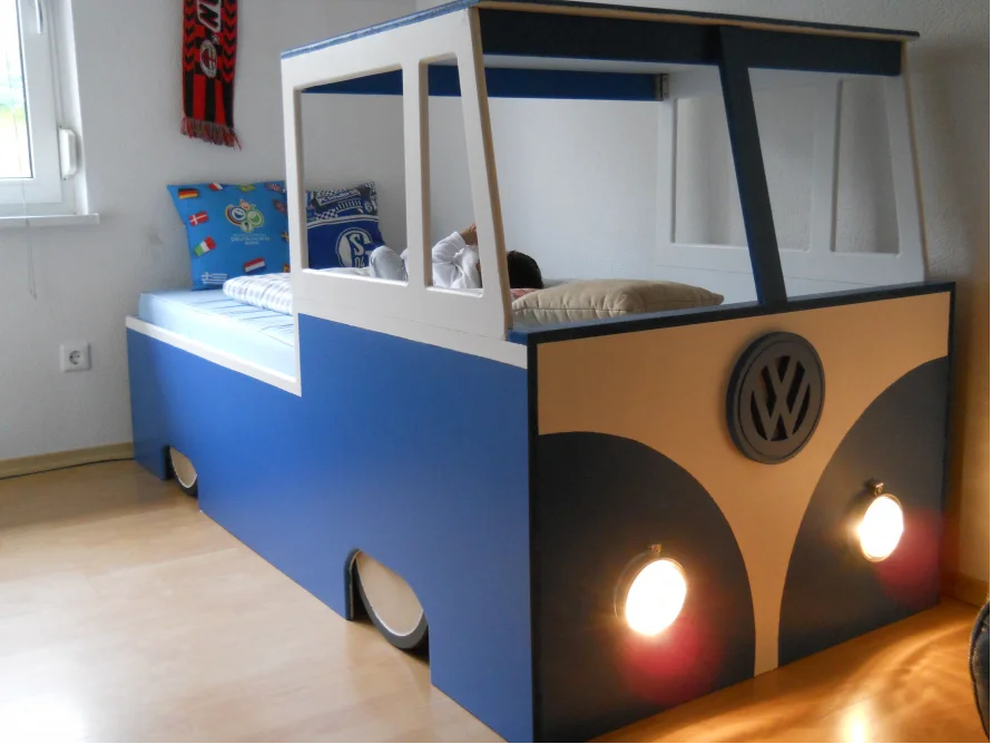 Ein Bett in Form eines blauen Bullis