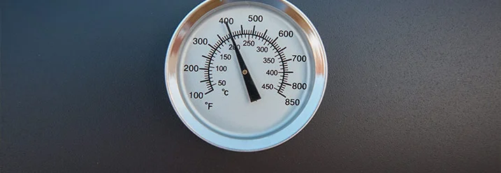 Ein Thermometer auf einer schwarzen Oberfläche.