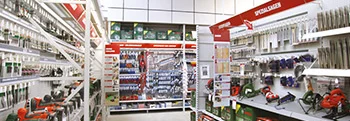 Werkzeuge und Maschinen in einem Baumarkt.