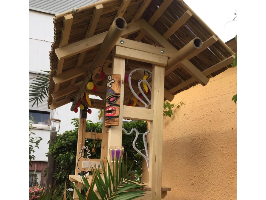 Gartenbar aus Holz mit Tiki-Dekoration