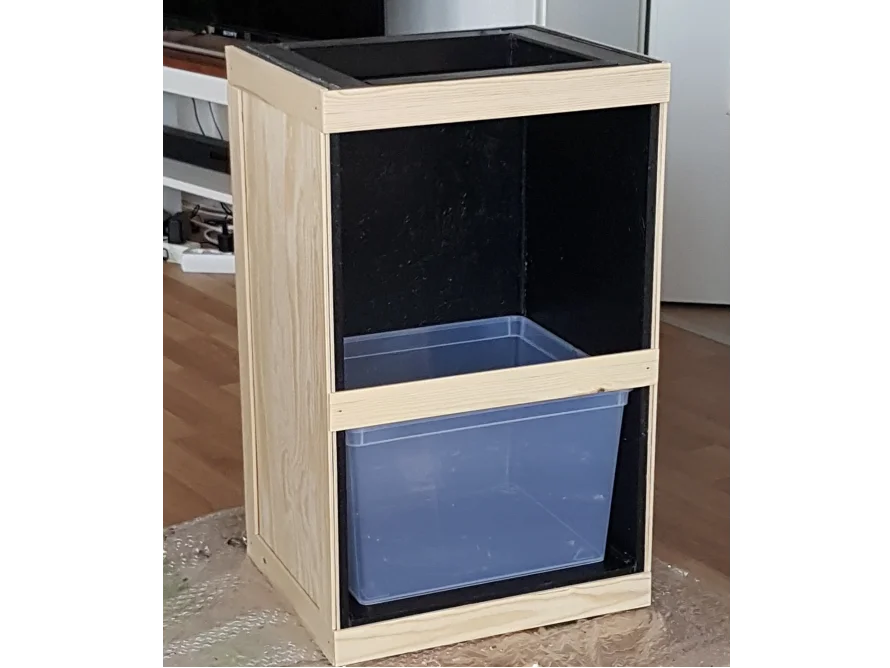 Holzrahmen mit Plastikbox