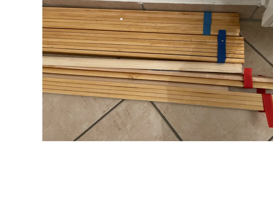 Holzlatten auf Fliesenboden