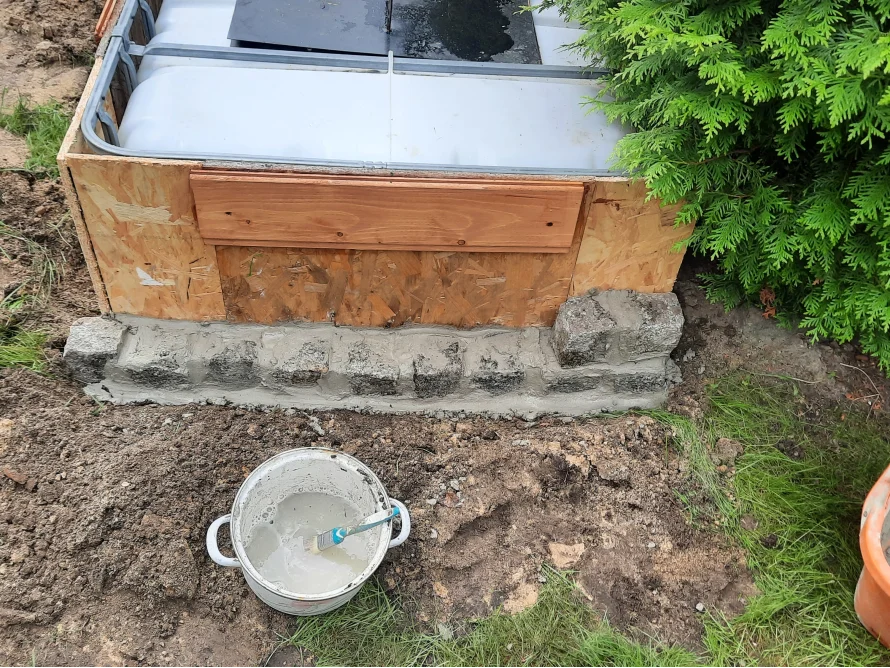 Gartenhausfundament mit Mörteleimer